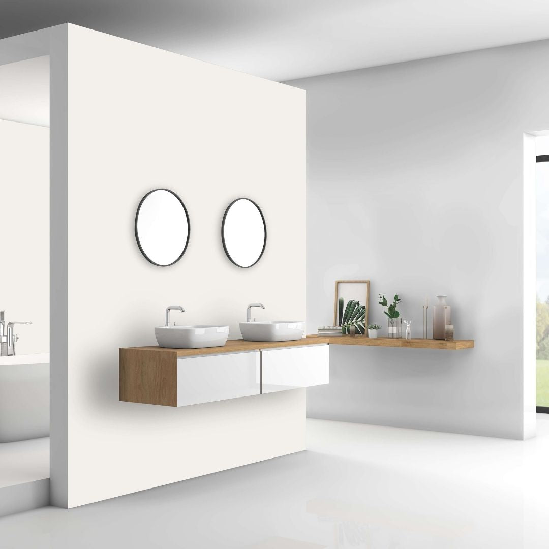 Modernes Badezimmer mit freistehender Badewanne vor einer Duschrückwand, der Firma Wallando in der Farbe RAL Weiß, einem Waschbecken und einer hängenden Lampe.