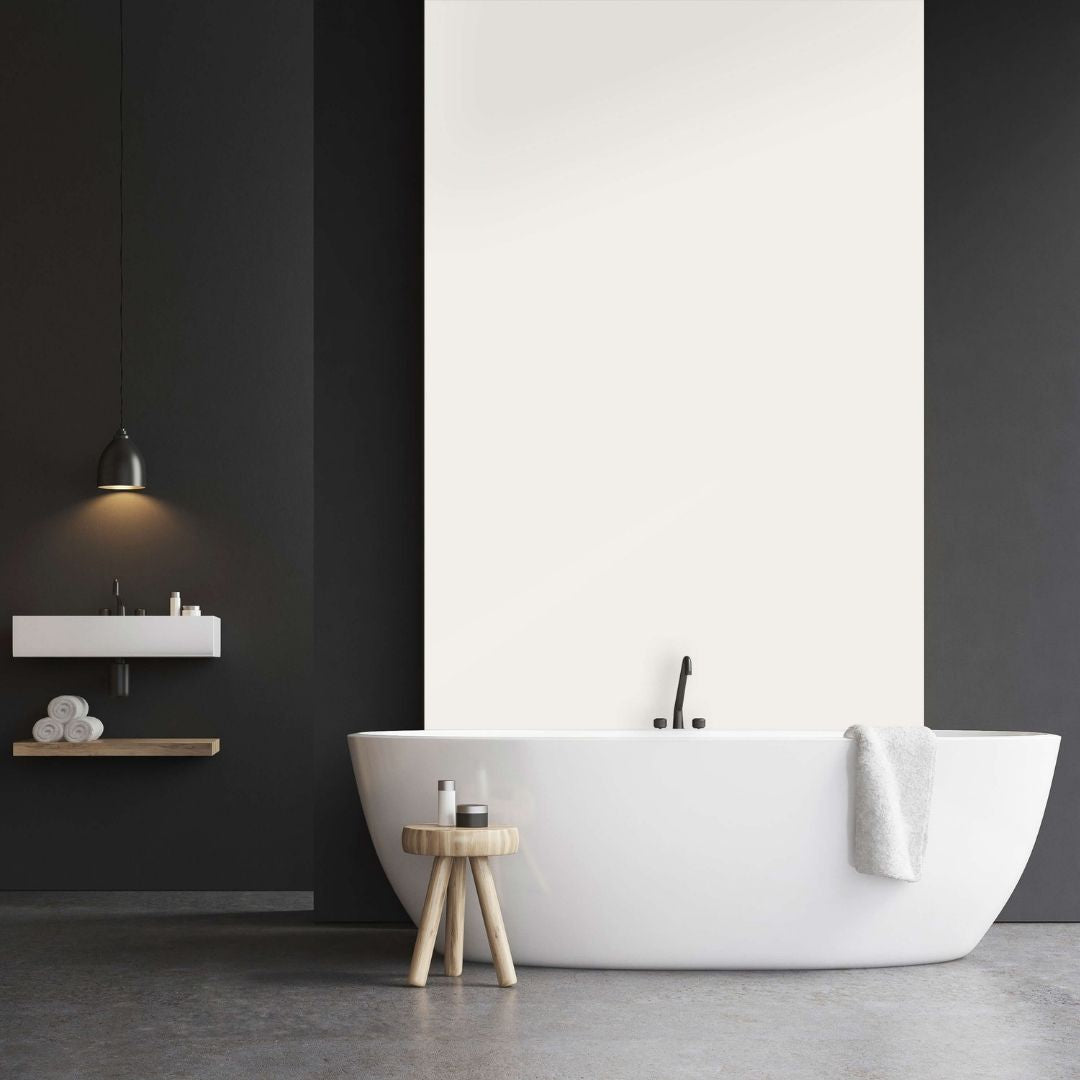 Modernes, minimalistisches Badezimmer mit einer Duschrückwand von Wallando in der Farbe RAL Weiß, zwei ovalen Spiegeln, zwei Waschbecken auf einem Holz- und Weißschrank und Dekorationen auf einem Holzregal.